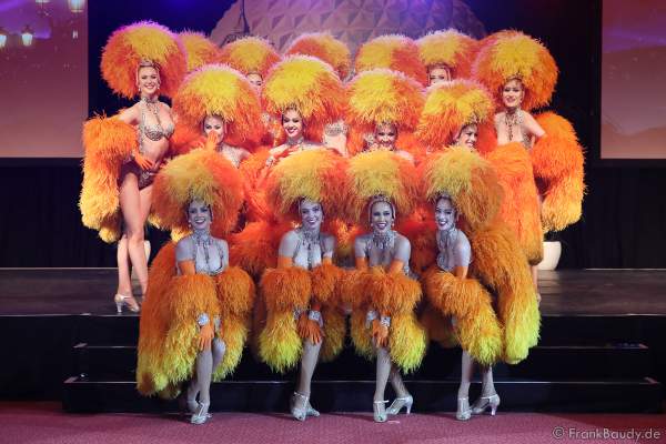Die Tänzerinnen des Moulin Rouge bei der Pressekonferenz zur Eröffnung der Eurosat – CanCan Coaster & Eurosat Coastiality Achterbahn