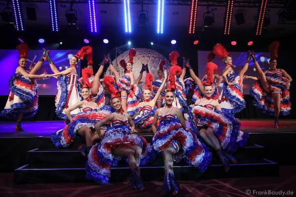 Die Tänzerinnen des Moulin Rouge in sexy Can Can Kostümen bei der Eröffnung der Eurosat – CanCan Coaster & Eurosat Coastiality Achterbahn