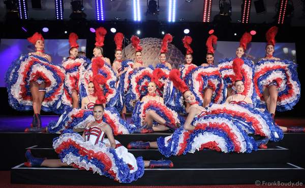 Die Tänzerinnen des Moulin Rouge in sexy Can Can Kostümen bei der Eröffnung der Eurosat – CanCan Coaster & Eurosat Coastiality Achterbahn