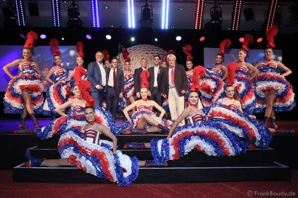 Die Tänzerinnen des Moulin Rouge in sexy Can Can Kostümen bei der Eröffnung der Eurosat – CanCan Coaster & Eurosat Coastiality Achterbahn