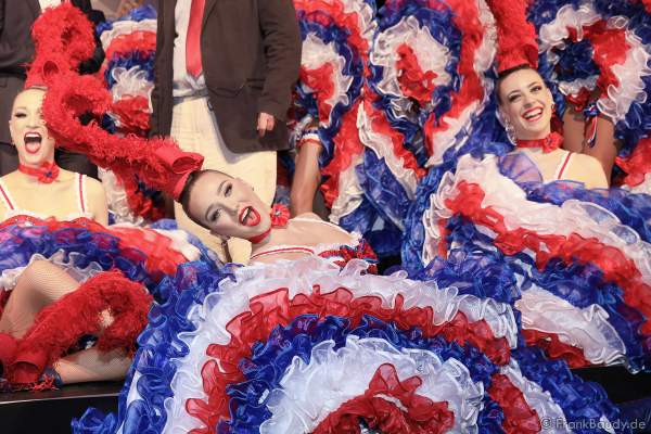 Die Tänzerinnen des Moulin Rouge in sexy Can Can Kostümen bei der Eröffnung der Eurosat – CanCan Coaster & Eurosat Coastiality Achterbahn