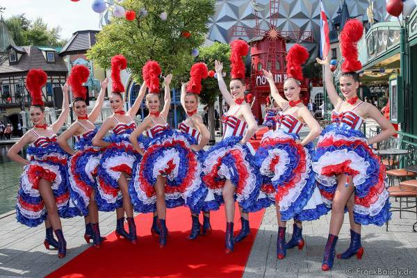 Die Tänzerinnen des Moulin Rouge in sexy Can Can Kostümen bei der Eröffnung der Eurosat – CanCan Coaster & Eurosat Coastiality Achterbahn