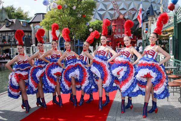 Die Tänzerinnen des Moulin Rouge in sexy Can Can Kostümen bei der Eröffnung der Eurosat – CanCan Coaster & Eurosat Coastiality Achterbahn