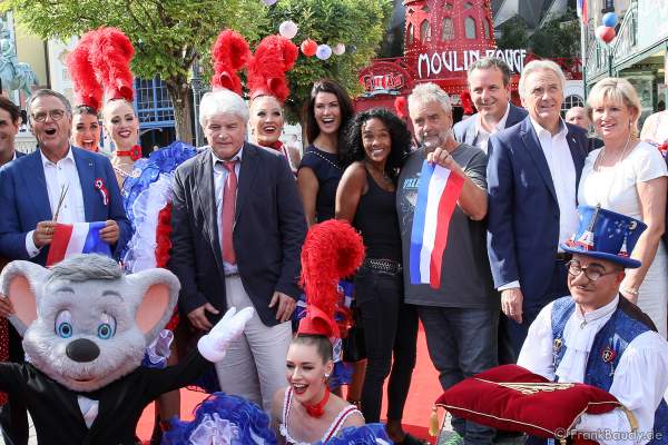 Familie Mack, Jean-Jacques und Jean-Victor Clerico und die Tänzerinnen des Moulin Rouge, Regisseur Luc Besson mit seiner Frau Virginie bei der Eröffnung der Eurosat – CanCan Coaster & Eurosat Coastiality Achterbahn im Europa-Park am 12. September 2018