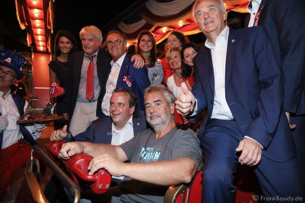 Familie Mack und Regisseur Luc Besson bei der ersten Achterbahnfahrt bei der Eröffnung der Eurosat – CanCan Coaster & Eurosat Coastiality Achterbahn im Europa-Park am 12. September 2018