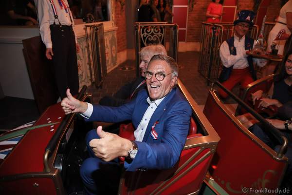 Roland Mack kurz vor der Achterbahnfahrt mit der neuen Eurosat – CanCan Coaster