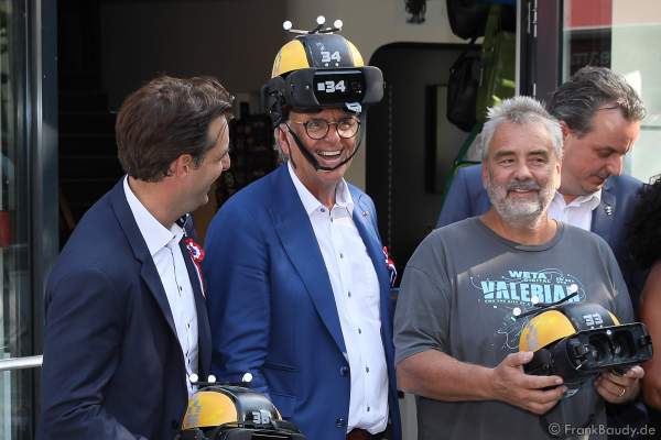 Thomas Mack, Roland Mack, und Regisseur Luc Besson mit den VR-Brillen bzw. VR-Helmen der Eurosat Coastiality Achterbahn bei der Eröffnung im Europa-Park am 12. September 2018