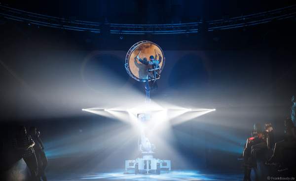 UliK Robotic - DRUMGOD - ein Schlagzeuger mit einer großen Trommel fliegt an einem großen Industrieroboterarm durch die Luft - Traumatica Show Rebellion, Horror Nights 2018 im Europa-Park