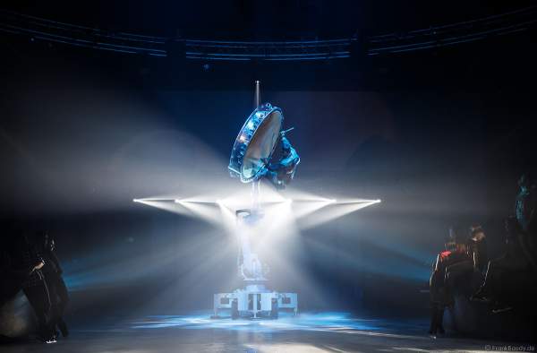 UliK Robotic - DRUMGOD - ein Schlagzeuger mit einer großen Trommel fliegt an einem großen Industrieroboterarm durch die Luft - Traumatica Show Rebellion, Horror Nights 2018 im Europa-Park