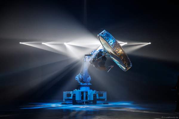 UliK Robotic - DRUMGOD - ein Schlagzeuger mit einer großen Trommel fliegt an einem großen Industrieroboterarm durch die Luft - Traumatica Show Rebellion, Horror Nights 2018 im Europa-Park