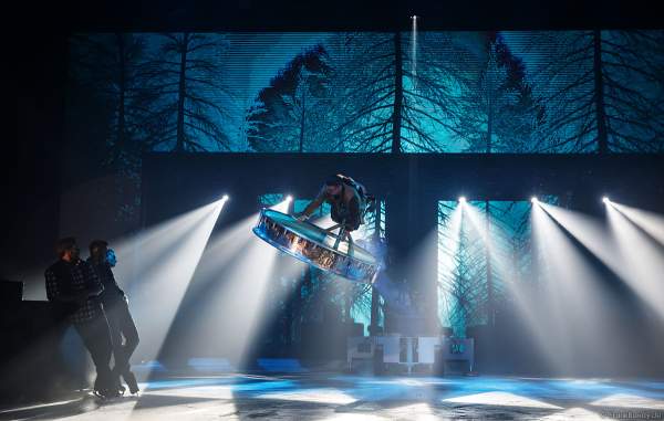 UliK Robotic - DRUMGOD - ein Schlagzeuger mit einer großen Trommel fliegt an einem großen Industrieroboterarm durch die Luft - Traumatica Show Rebellion, Horror Nights 2018 im Europa-Park