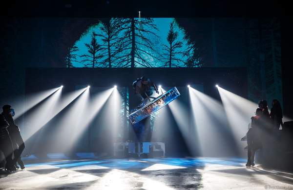 UliK Robotic - DRUMGOD - ein Schlagzeuger mit einer großen Trommel fliegt an einem großen Industrieroboterarm durch die Luft - Traumatica Show Rebellion, Horror Nights 2018 im Europa-Park