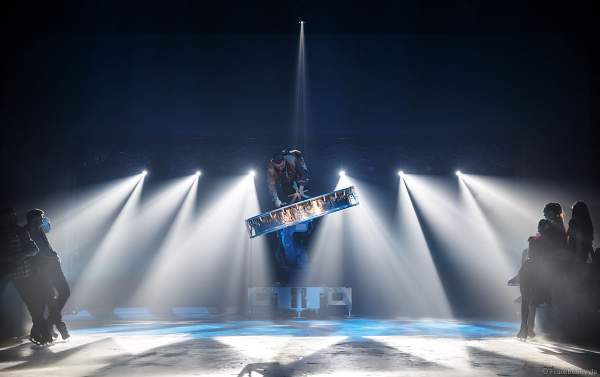 UliK Robotic - DRUMGOD - ein Schlagzeuger mit einer großen Trommel fliegt an einem großen Industrieroboterarm durch die Luft - Traumatica Show Rebellion, Horror Nights 2018 im Europa-Park