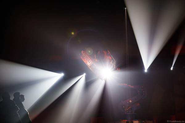 UliK Robotic - DRUMGOD - ein Schlagzeuger mit einer großen Trommel fliegt an einem großen Industrieroboterarm durch die Luft - Traumatica Show Rebellion, Horror Nights 2018 im Europa-Park