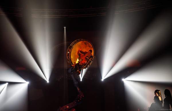 UliK Robotic - DRUMGOD - ein Schlagzeuger mit einer großen Trommel fliegt an einem großen Industrieroboterarm durch die Luft - Traumatica Show Rebellion, Horror Nights 2018 im Europa-Park