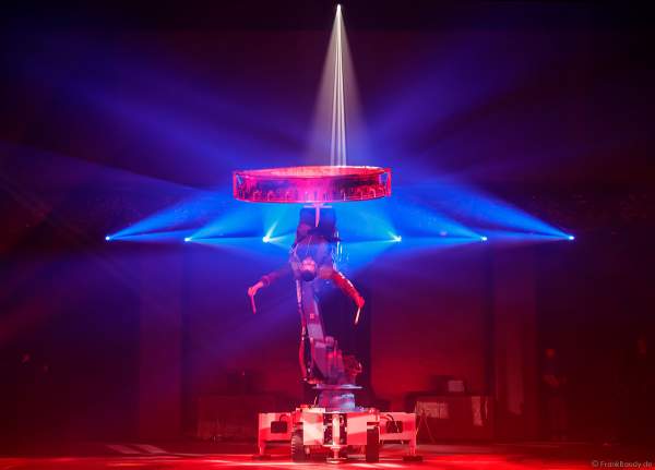 UliK Robotic - DRUMGOD - ein Schlagzeuger mit einer großen Trommel fliegt an einem großen Industrieroboterarm durch die Luft - Traumatica Show Rebellion, Horror Nights 2018 im Europa-Park