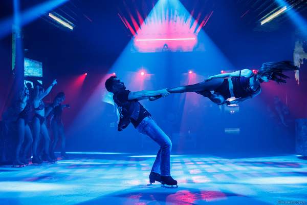 Eiskunst-Akrobatik bei der Traumatica Eisshow Rebellion - Horror Nights 2018 im Europa-Park