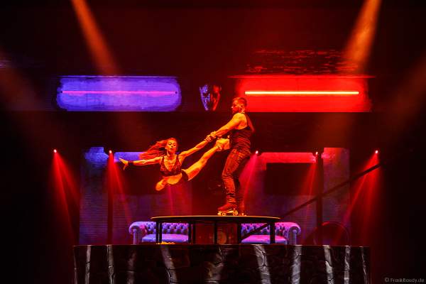 Rollschuh-Akrobatik bei der Traumatica Eisshow Rebellion - Horror Nights 2018 im Europa-Park