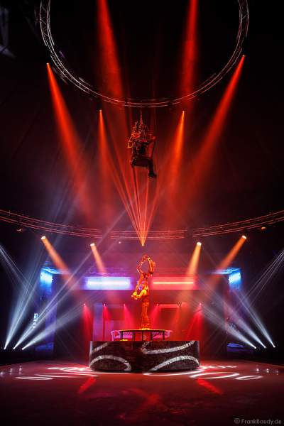 Rollschuh-Akrobatik bei der Traumatica Eisshow Rebellion - Horror Nights 2018 im Europa-Park