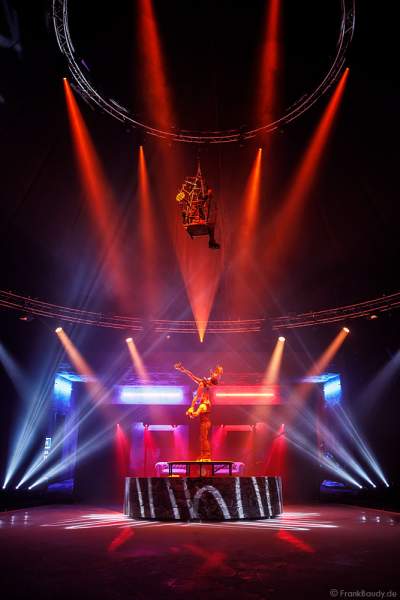 Rollschuh-Akrobatik bei der Traumatica Eisshow Rebellion - Horror Nights 2018 im Europa-Park