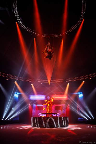 Rollschuh-Akrobatik bei der Traumatica Eisshow Rebellion - Horror Nights 2018 im Europa-Park