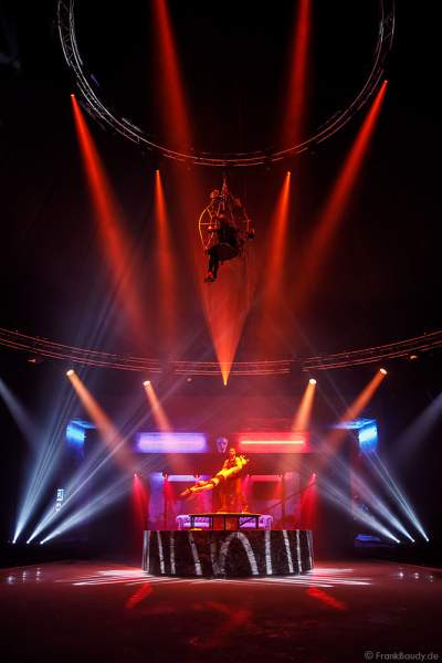 Rollschuh-Akrobatik bei der Traumatica Eisshow Rebellion - Horror Nights 2018 im Europa-Park