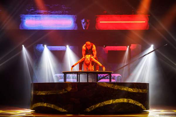 Rollschuh-Akrobatik bei der Traumatica Eisshow Rebellion - Horror Nights 2018 im Europa-Park