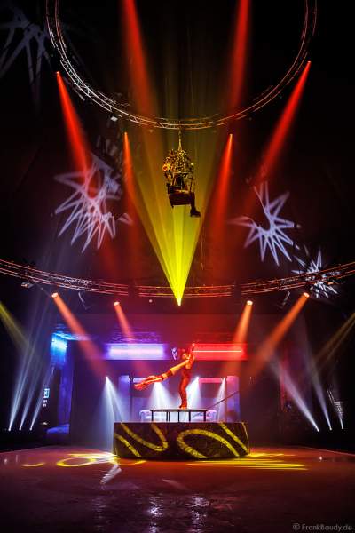 Rollschuh-Akrobatik bei der Traumatica Eisshow Rebellion - Horror Nights 2018 im Europa-Park