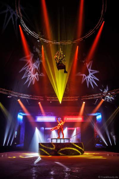 Rollschuh-Akrobatik bei der Traumatica Eisshow Rebellion - Horror Nights 2018 im Europa-Park