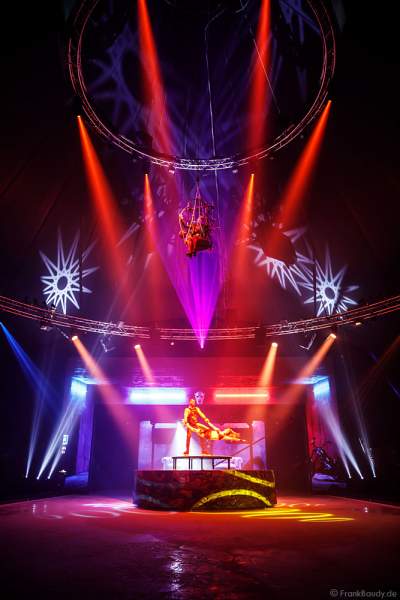 Rollschuh-Akrobatik bei der Traumatica Eisshow Rebellion - Horror Nights 2018 im Europa-Park