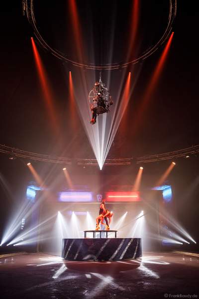 Rollschuh-Akrobatik bei der Traumatica Eisshow Rebellion - Horror Nights 2018 im Europa-Park