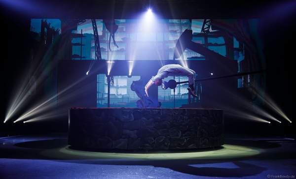 UliK RoboCircus - ausgefalle Stangenakrobatik an einem großen Industrieroboterarm bei der Traumatica Show Rebellion - Horror Nights 2018 im Europa-Park