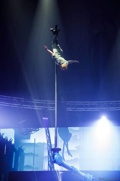 UliK RoboCircus - ausgefalle Stangenakrobatik an einem großen Industrieroboterarm bei der Traumatica Show Rebellion - Horror Nights 2018 im Europa-Park