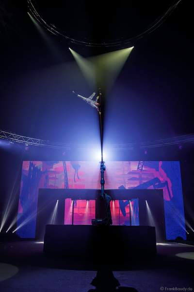 UliK RoboCircus - ausgefalle Stangenakrobatik an einem großen Industrieroboterarm bei der Traumatica Show Rebellion - Horror Nights 2018 im Europa-Park