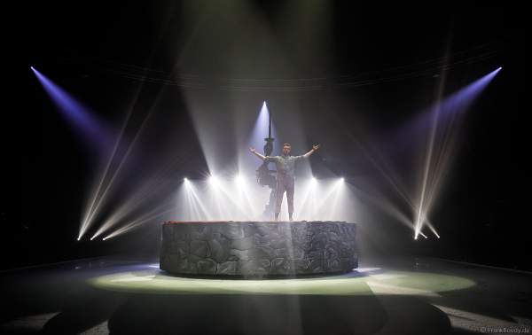 UliK RoboCircus - ausgefalle Stangenakrobatik an einem großen Industrieroboterarm bei der Traumatica Show Rebellion - Horror Nights 2018 im Europa-Park