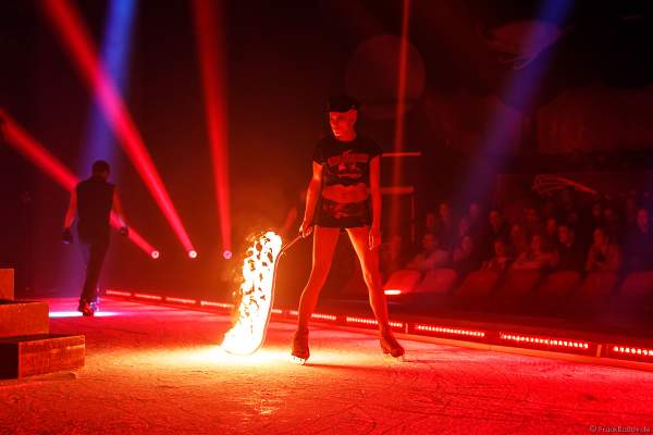 Kämpferin mit brennender Feuerpeitsche bei der Eisshow Rebellion bei den Horror Nights – Traumatica 2018 im Europa-Park