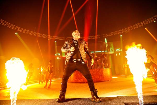 Traumatica Eisshow Rebellion mit vielen Feuereffekten bei den Horror Nights 2018 im Europa-Park