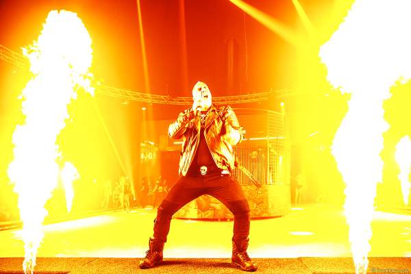 Traumatica Eisshow Rebellion mit vielen Feuereffekten bei den Horror Nights 2018 im Europa-Park