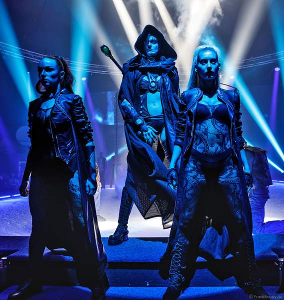 Das Team um Myra Moon Mistress (Miriam Höller) bei der Eisshow Rebellion der Horror Nights – Traumatica 2018 im Europa-Park