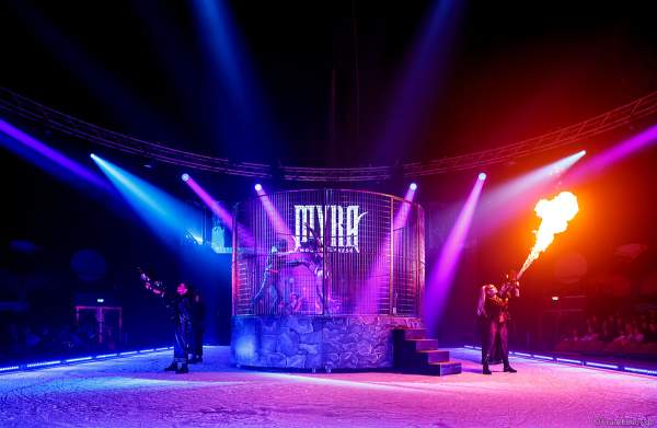 Traumatica Eisshow Rebellion mit vielen Feuereffekten und Flammenwerfern bei den Horror Nights 2018 im Europa-Park