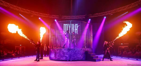 Traumatica Eisshow Rebellion mit vielen Feuereffekten und Flammenwerfern bei den Horror Nights 2018 im Europa-Park