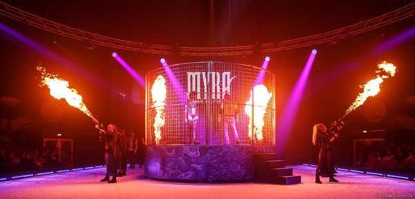 Traumatica Eisshow Rebellion mit vielen Feuereffekten und Flammenwerfern bei den Horror Nights 2018 im Europa-Park