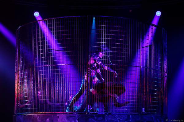 Myra Moon Mistress (Miriam Höller) im Kampf bei der Traumatica Show Rebellion bei den Horror Nights 2018 im Europa-Park