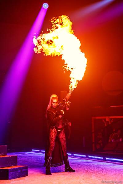 Adrienne Péter Soboleva mit Flammenwerfer bei der Eisshow Rebellion bei den Horror Nights – Traumatica 2018 im Europa-Park