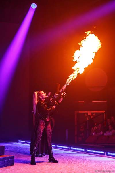 Adrienne Péter Soboleva mit Flammenwerfer bei der Eisshow Rebellion bei den Horror Nights – Traumatica 2018 im Europa-Park