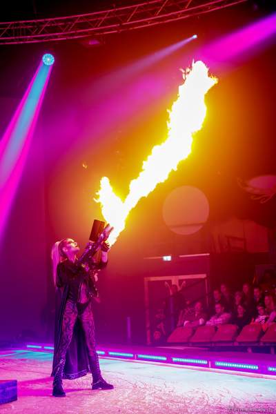 Adrienne Péter Soboleva mit Flammenwerfer bei der Eisshow Rebellion bei den Horror Nights – Traumatica 2018 im Europa-Park