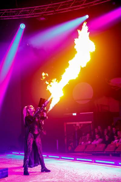 Adrienne Péter Soboleva mit Flammenwerfer bei der Eisshow Rebellion bei den Horror Nights – Traumatica 2018 im Europa-Park