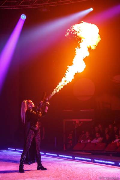 Adrienne Péter Soboleva mit Flammenwerfer bei der Eisshow Rebellion bei den Horror Nights – Traumatica 2018 im Europa-Park