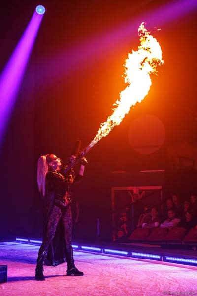 Adrienne Péter Soboleva mit Flammenwerfer bei der Eisshow Rebellion bei den Horror Nights – Traumatica 2018 im Europa-Park