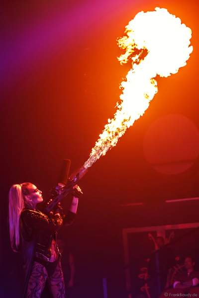 Adrienne Péter Soboleva mit Flammenwerfer bei der Eisshow Rebellion bei den Horror Nights – Traumatica 2018 im Europa-Park